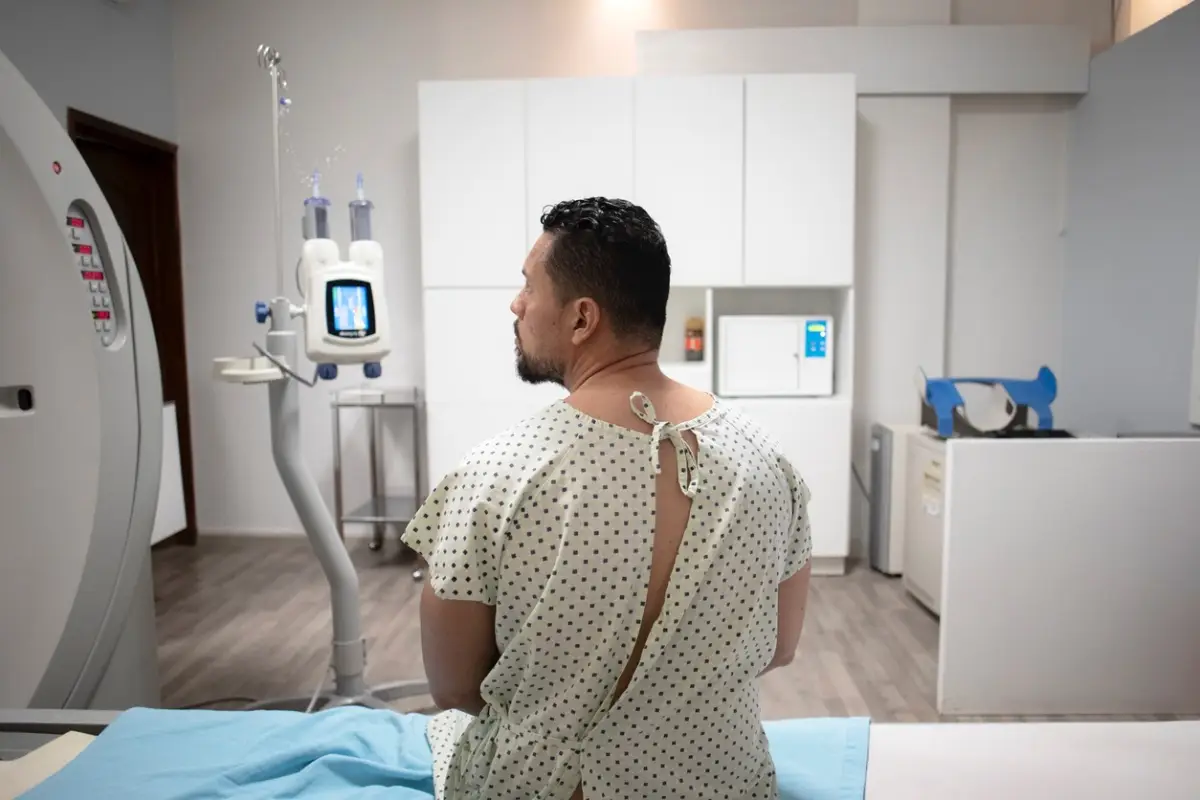 Hombre sometiéndose a una tomografía computarizada en un hospital
