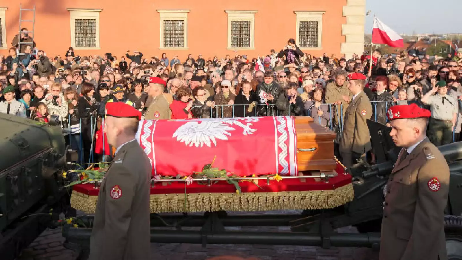 Cortejo fúnebre que contiene los restos mortales de la pareja presidencial