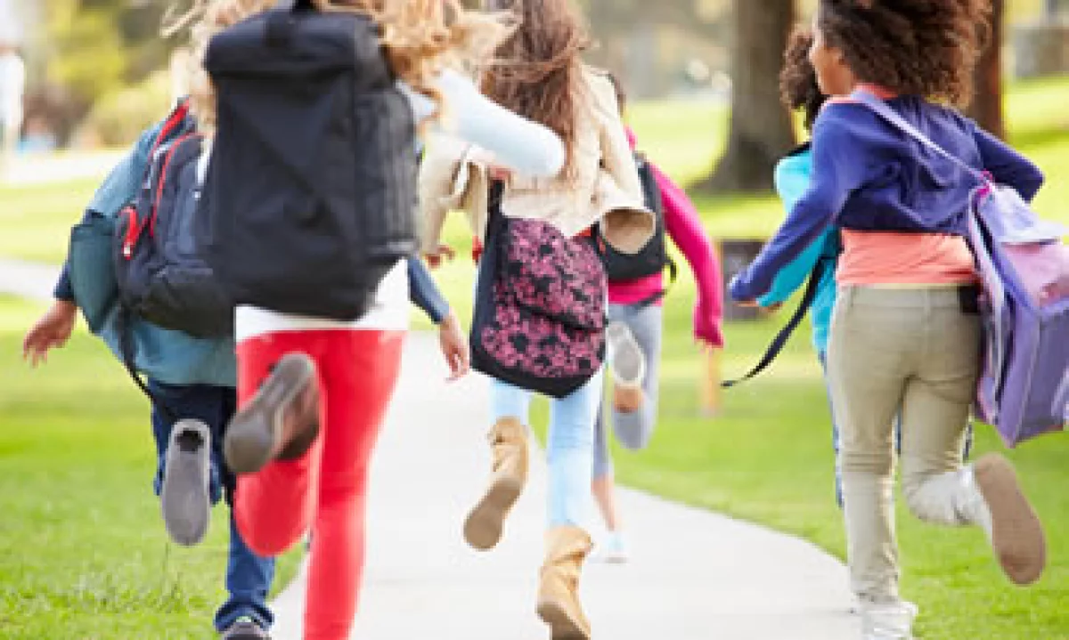 Una hora de actividad física podría ayudar a tus hijos con la tarea. (Foto: iStock by Getty Images)