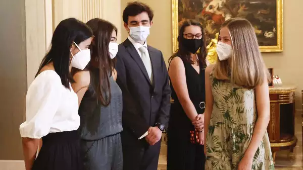 Leonor de España recibió a los alumnos miembros de United World Colleges (UWC) en el Palacio Real de España.