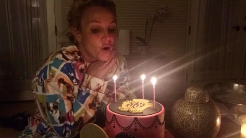La cantante pop celebró su 33 aniversario junto a su nueva pareja, Charlie Ebersol, quien como regalo,  creó un pastel exclusivo para ella.