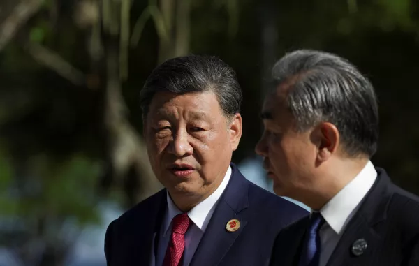 El presidente chino Xi Jinping habla después de una foto de grupo en la cumbre del G20, en Río de Janeiro, Brasil, el 18 de noviembre de 2024.