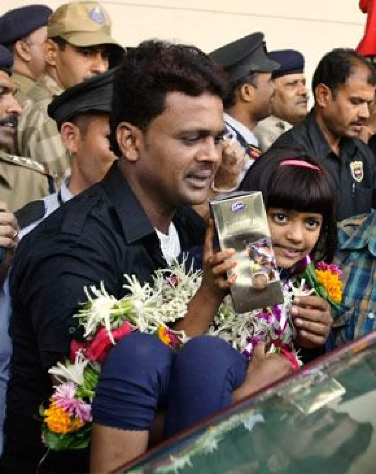 La policía india busca a fondo luego que un tabloide británico argumentó que el padre intentó vender a Rubina Ali a un reportero que se hizo pasar por jeque.