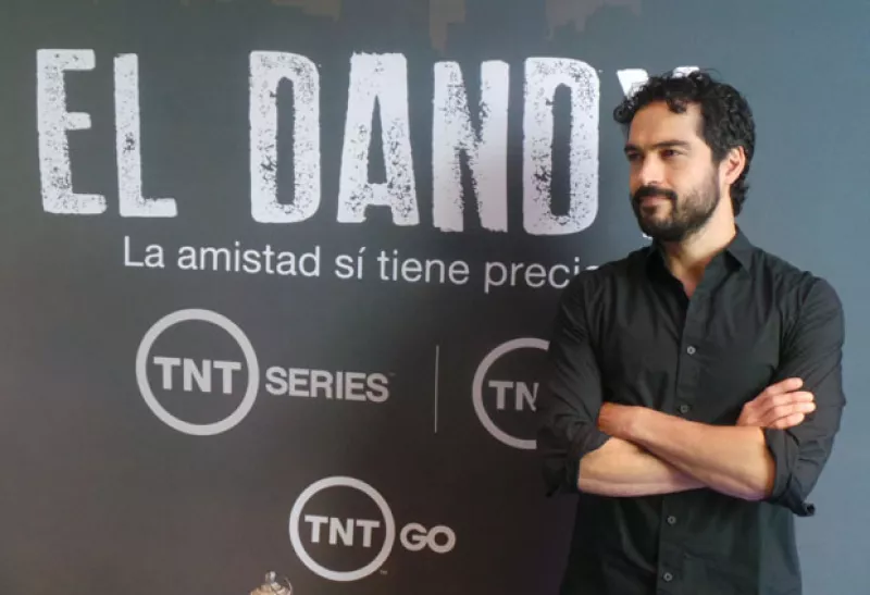 El actor regresa a la televisión con una importante serie que, desde el corazón de la Ciudad de México, lo muestra como un agente infiltrado. Damián Alcázar será uno de sus cómplices.