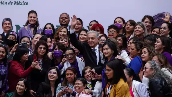Andrés Manuel López Obrador se fotografió con las asistentes a la ceremonia con motivo del Día Internacional de la Mujer en Palacio Nacional.