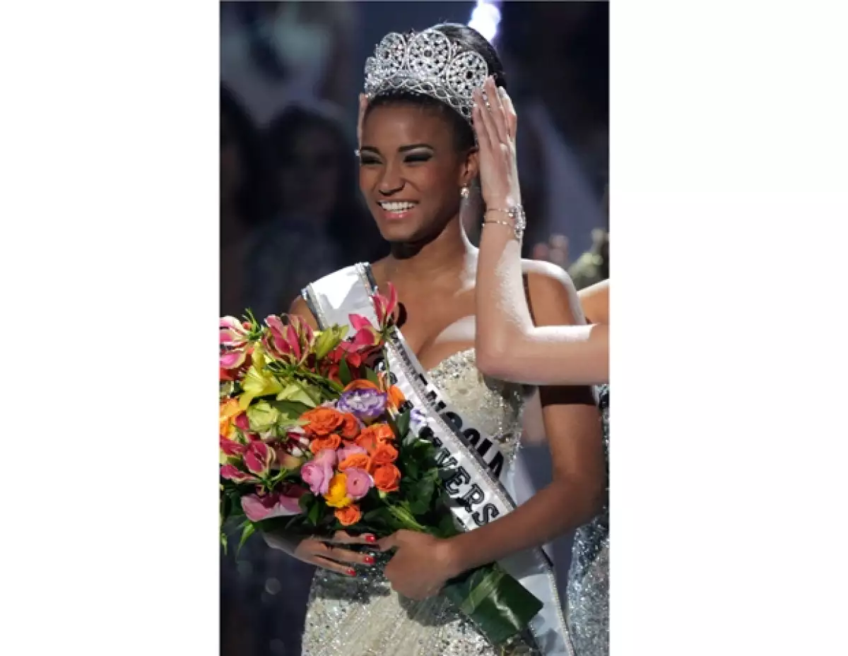 Leila le dio la primer corona de Miss Universo a Angola.