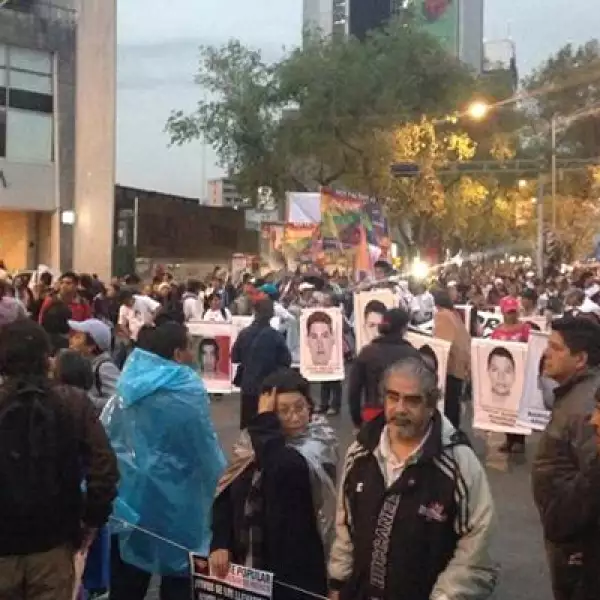 Padres de los estudiantes cargan retratos de sus hijos durante la marcha. Se calcula que al menos 15,000 personas partieron del Ángel de la Independencia. Otras dos manifestaciones rumbo al Zócalo arrancarán de Tlatelolco y del Monumento a la Revolución.