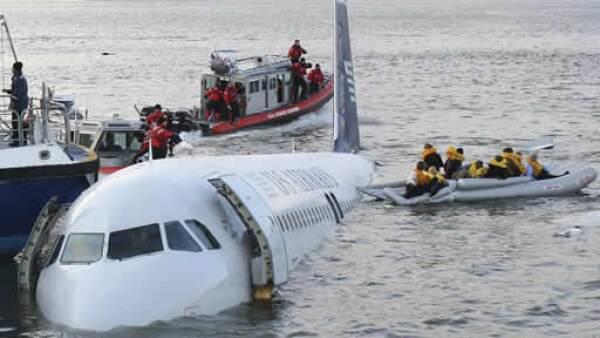 Un avión de la aerolínea U.S. Airways, que partió del aeropuerto La Guardia de Nueva York, se vio obligado a acuatizar en el río Hudson, en las afueras de Manhattan.
