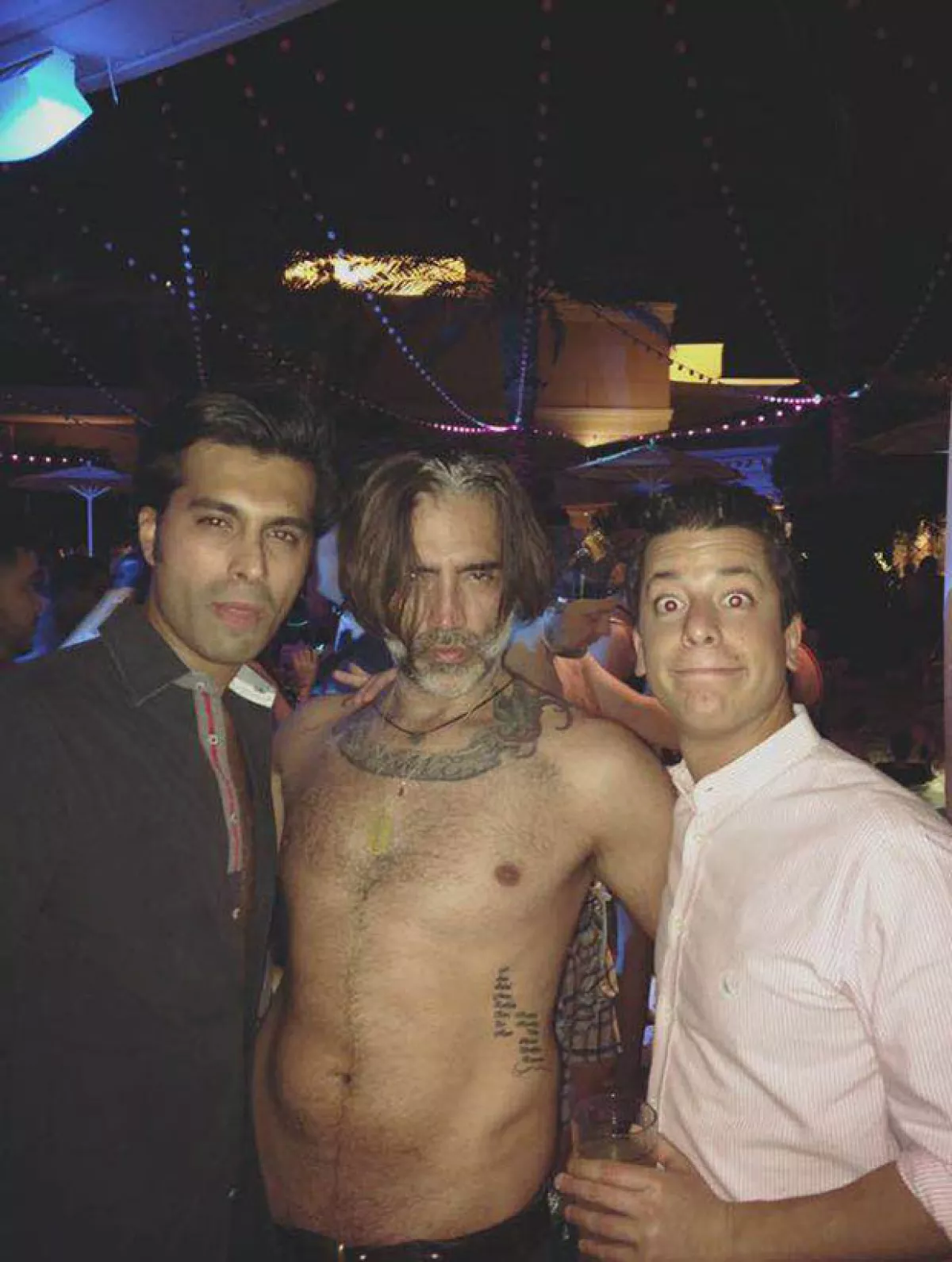 Alejandro Fernández posó junto a dos admiradores en el XS Nightclub.
