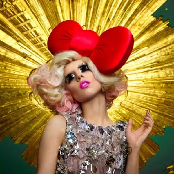 Lady Gaga vuelve a sorprender con esta llamativa y kitsch versión de Hello Kitty, fotografiada por Markus Klinko. Gaga eligió ser pintada en vivo y no transformada digitalmente.