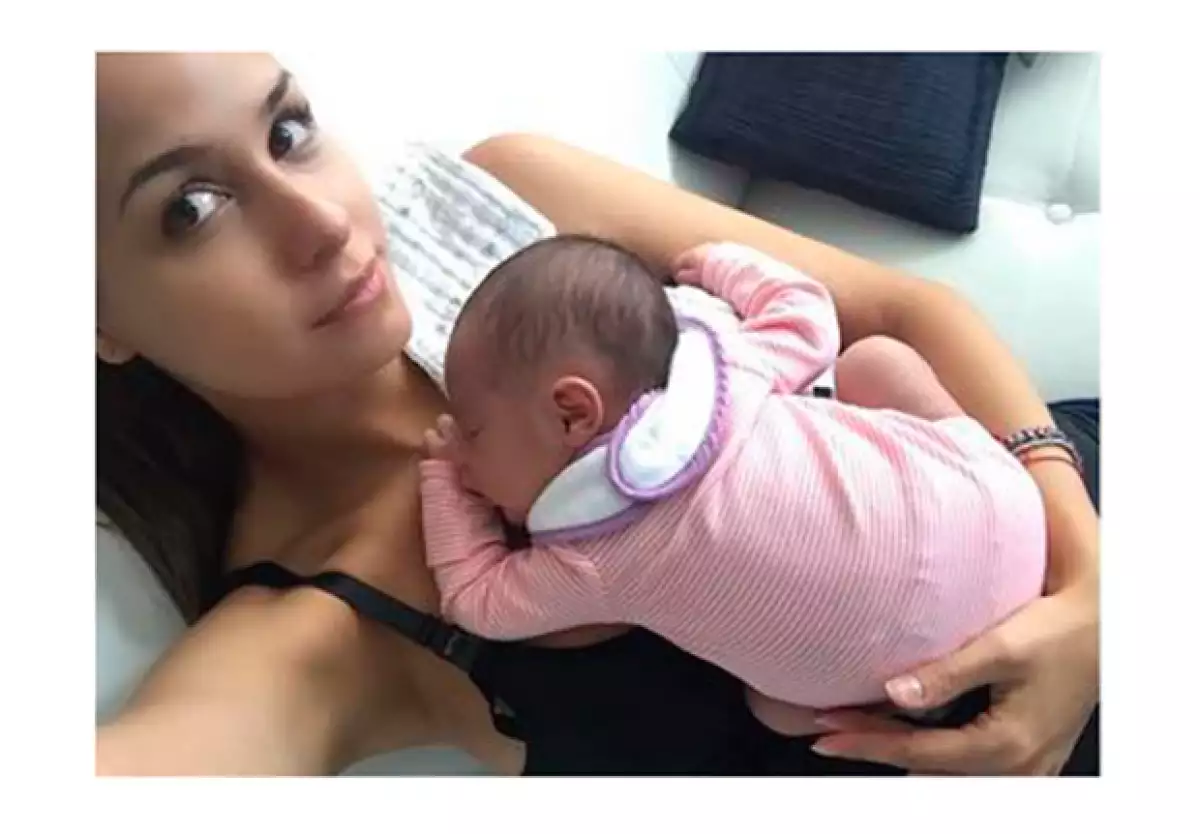 La conductora no puede ocultar la felicidad que trajo Gia a su vida.