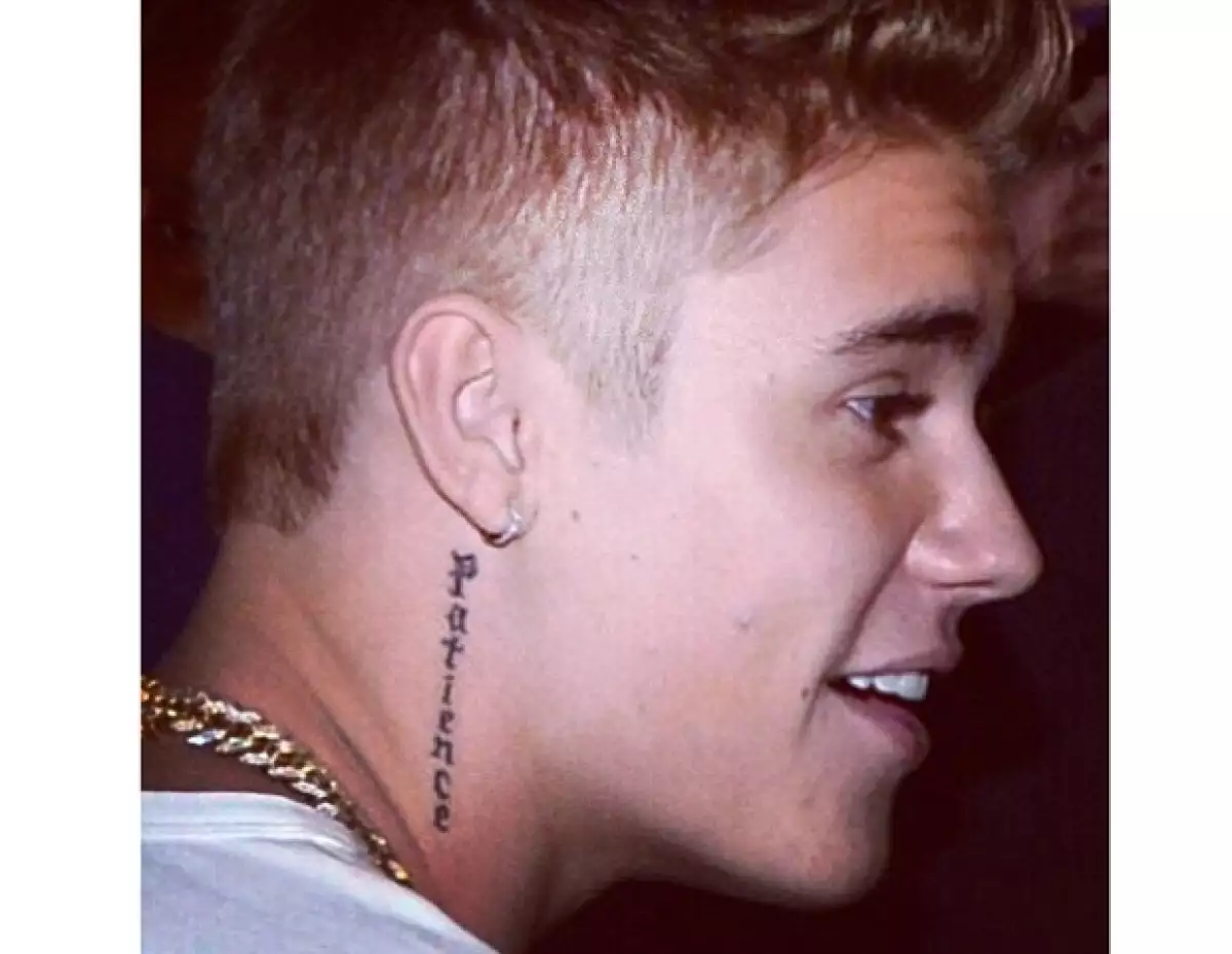 Justin se tatuó la palabra "Patience" en su cuello.