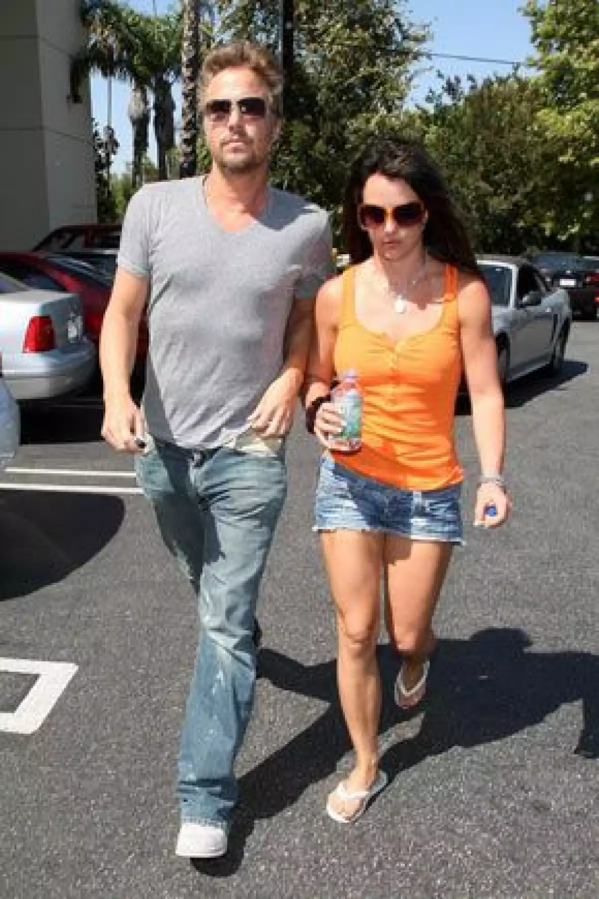 La cantante asegura que desea probar la religión con la que su novio, Jason Trawick, ha crecido, y ya se le ha visto con una cadena con la estrella de David.