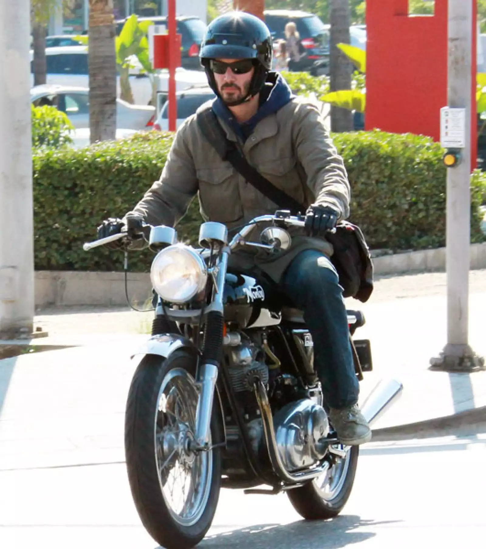 Keanu Reeves es un chico sexy, pero más lo es cuando se sube a su moto. Aquí paseando por Sunset Boulevard  en Los Ángeles.
