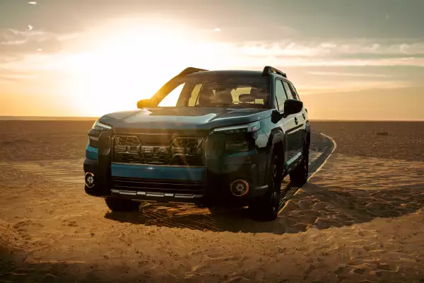 Foto de la nueva Subaru Outback 2026 ante la puesta de sol el la playa de Los Cabos.