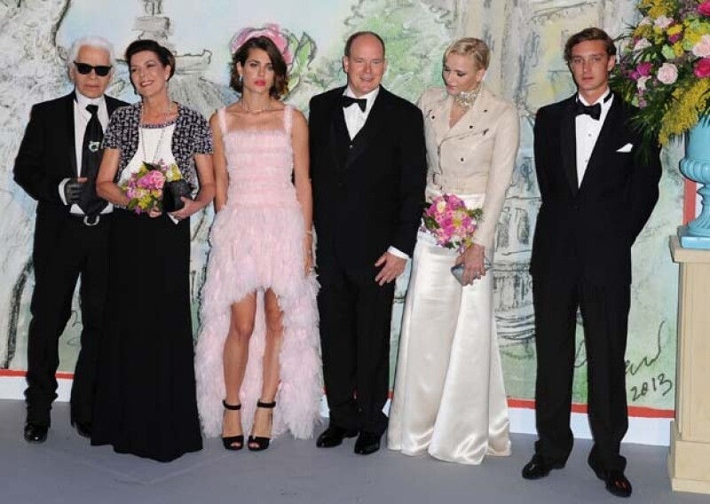 Karl Lagerfeld, Carolina de Mónaco, Carlota Casiraghi, Alberto II, Charlene y Pierre Casiraghi durante el `Baile de la rosa´.
