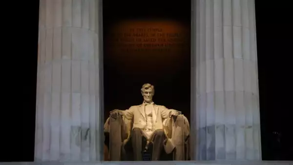 Los cierres más visibles para el público son los de los museos en Washington, que indignan a turistas. En la imagen, el Memorial de Lincoln cerró su puertas este martes.