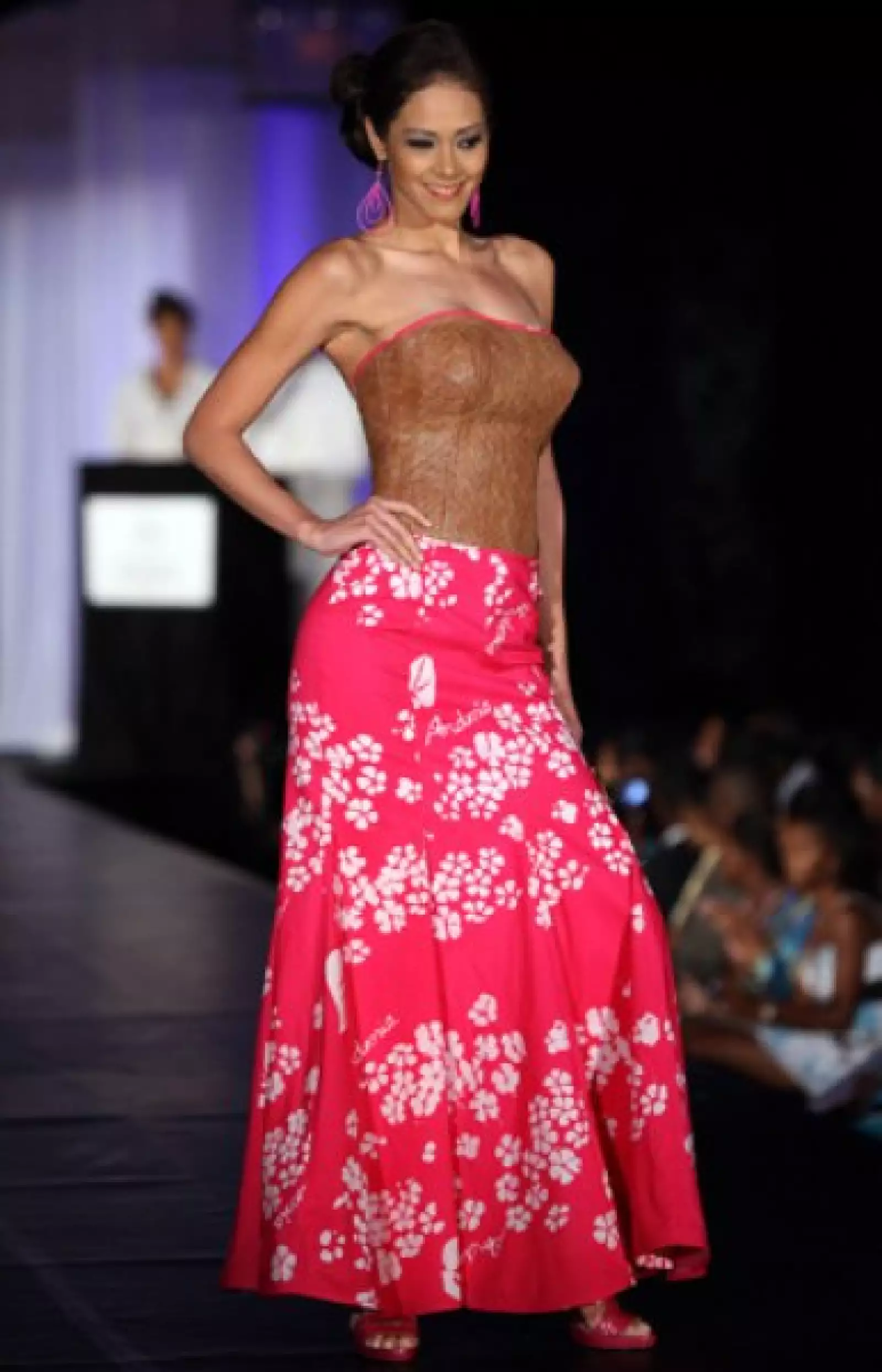 Karen Schwarz, de Perú, en un conjunto de falda larga floreada y un top estraples café señido al cuerpo.