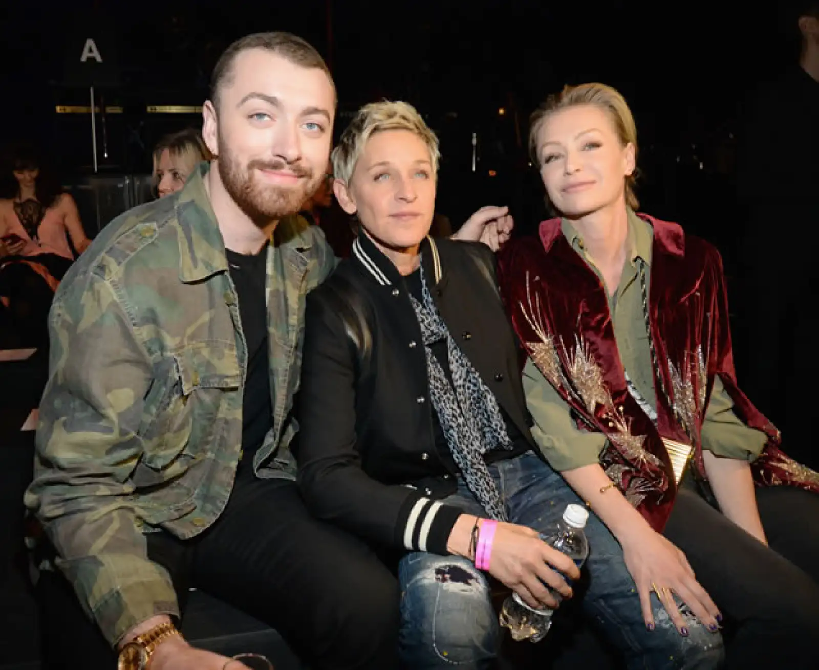Sam Smith, Ellen DeGeneres y Portia de Rossi en front row.