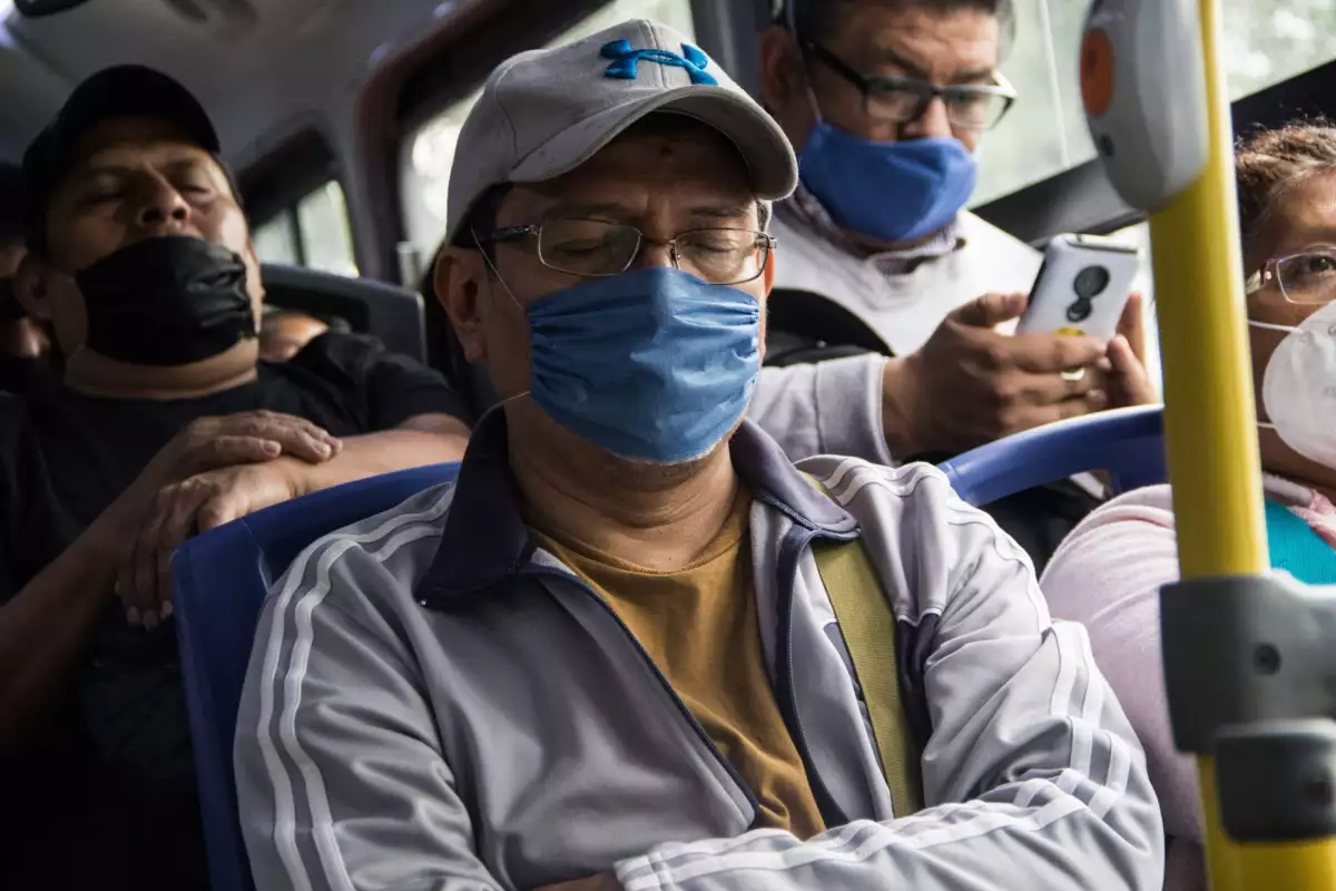 Continúa el semáforo Naranja en la Ciudad de México, que poco a poco recobra la normalidad. Pasajeros en  el Tranporte público.