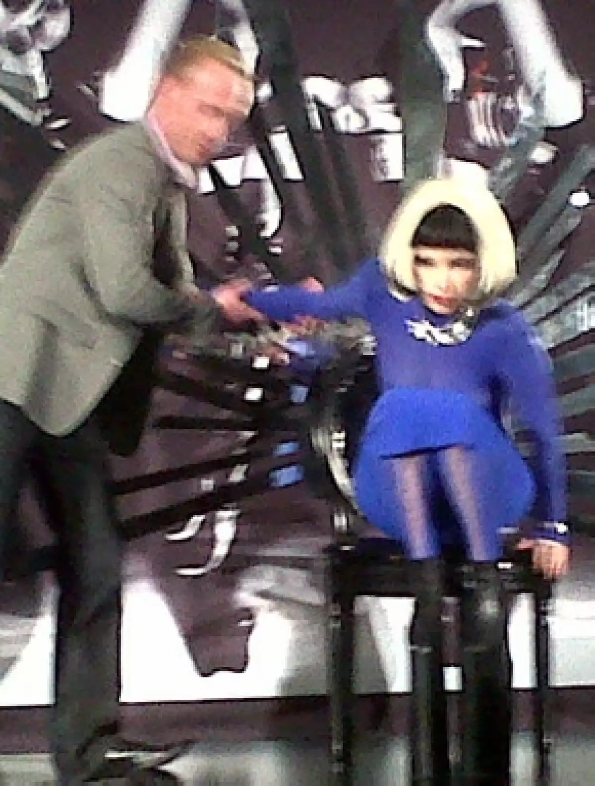 Debito a lo excisivamente alto de sus zapatos, la intérprete tuvo que ser ayudada para salir del salón.