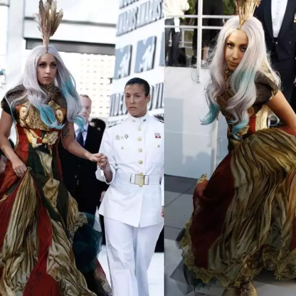 De acuerdo a lo que nos tiene acostumbrados, podría decirse que Gaga optó por un look moderado.