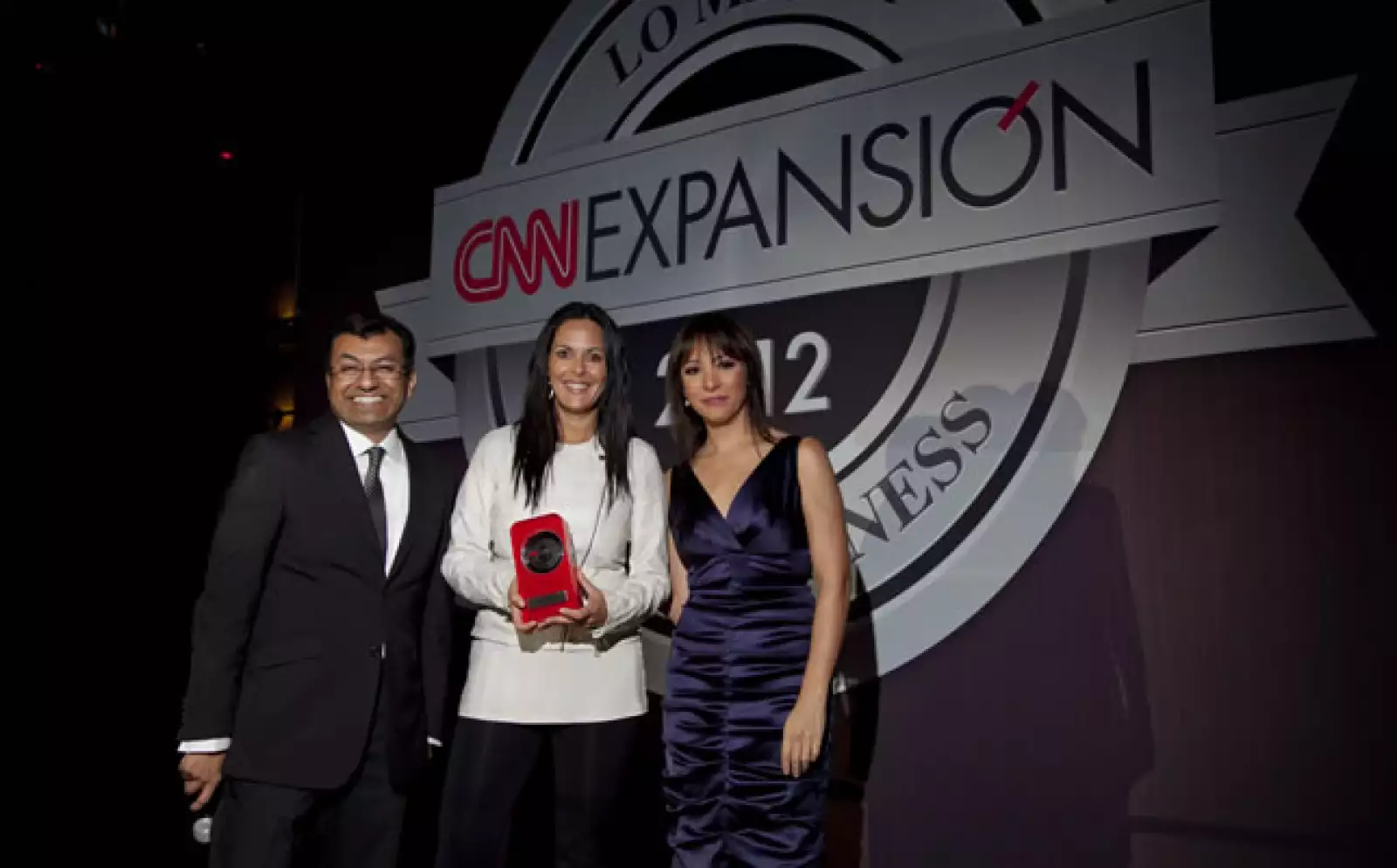 Nissan se llevó el premio a lo Mejor del e-Business categoría Consumo. Claudia Márquez, directora de Marketing de Nissan, subió al podio.