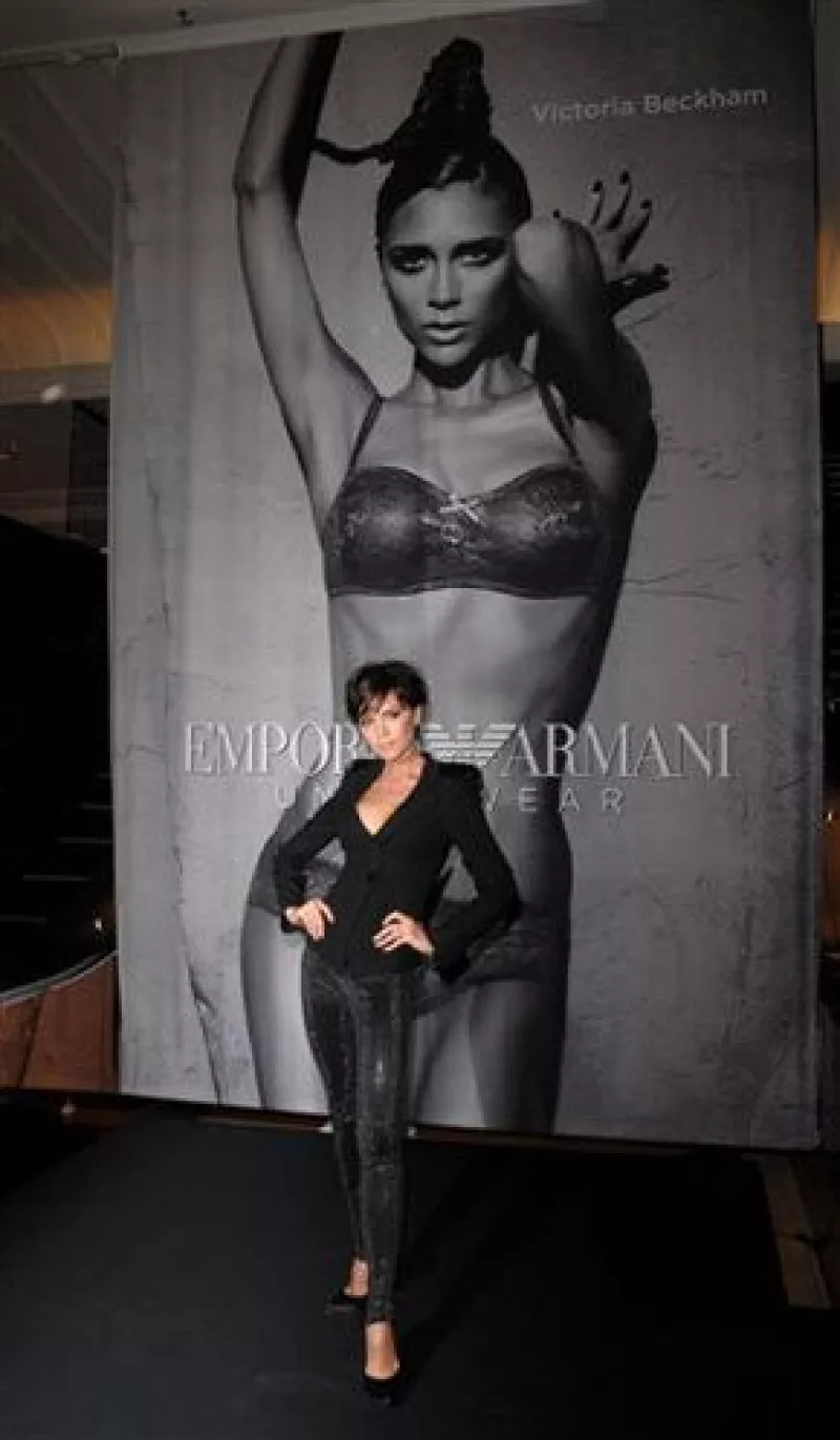 La esposa de David Beckham posa para la firma un coordinado de sostén y pantaleta en la que luce su bien cuidado cuerpo.
