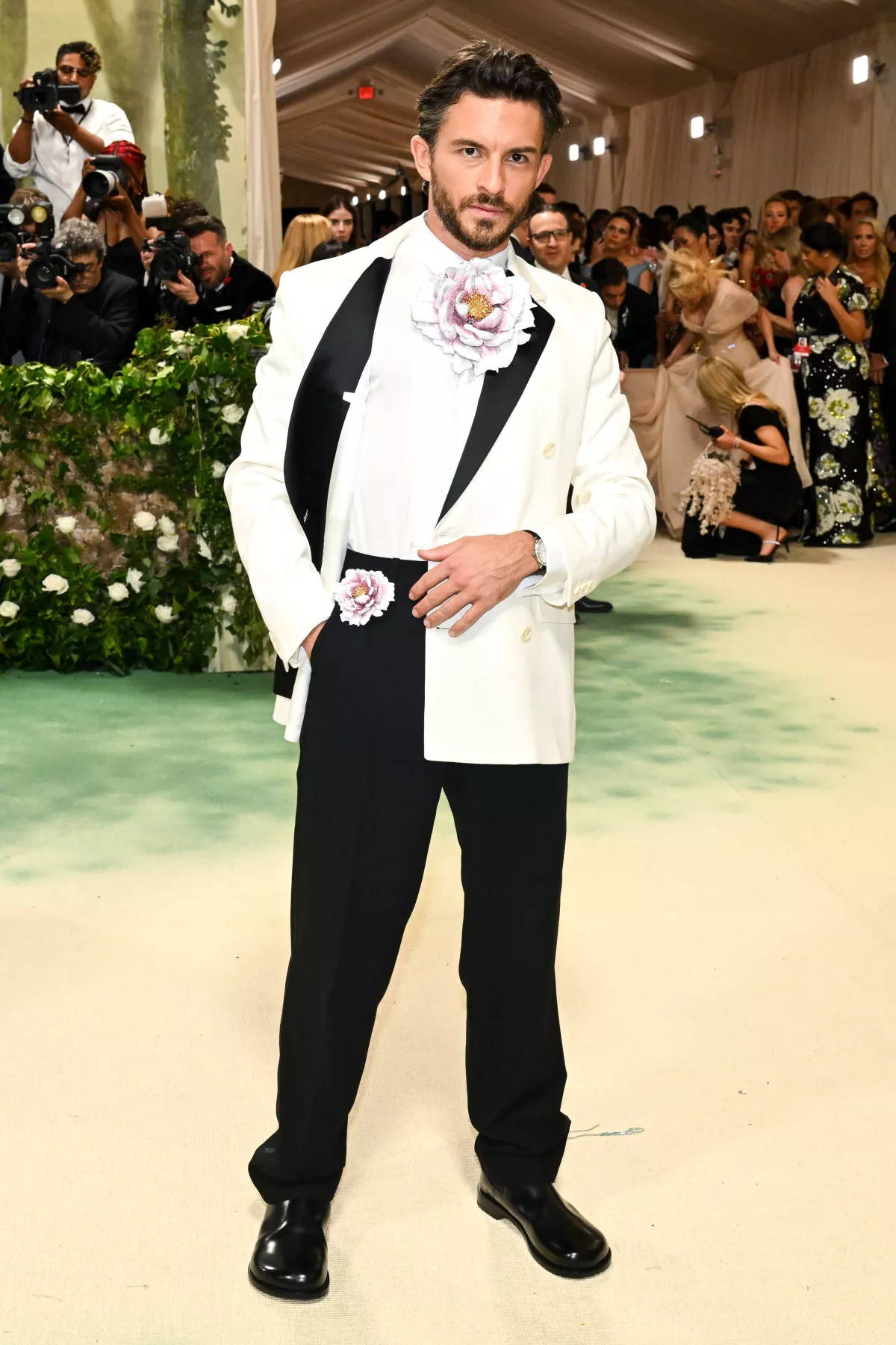 Jonathan Bailey en la Met Gala 2024