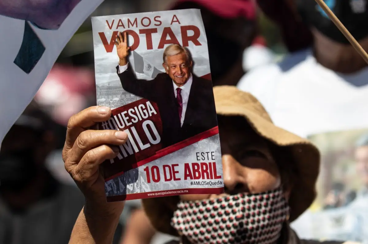 Al rededor de 200 simpatizantes del presidente Andrés Manuel López Obrador congregaron en el Zócalo para expresar su apoyo por su iniciativa a la reforma eléctrica y a la consulta de revocación de mandato. Como parte de la manifestación, también hubo consignas&nbsp;contra supuestos “opositores” del mandatario, entre ellos los consejeros del Instituto Nacional Electoral (INE) y periodistas como Carmen Aristegui