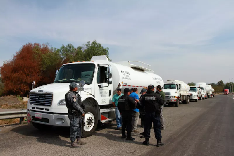 Pipas de combustible vigiladas por fuerzas de seguridad