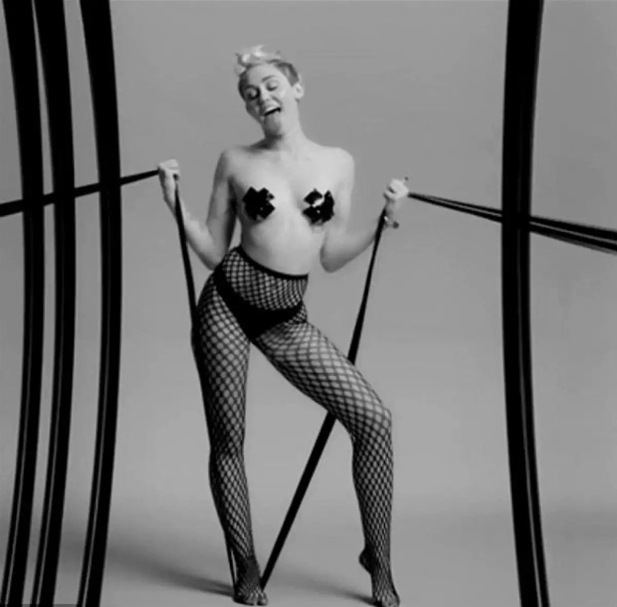 El corto fue parte de los visuales del Bangerz Tour de Miley Cyrus.