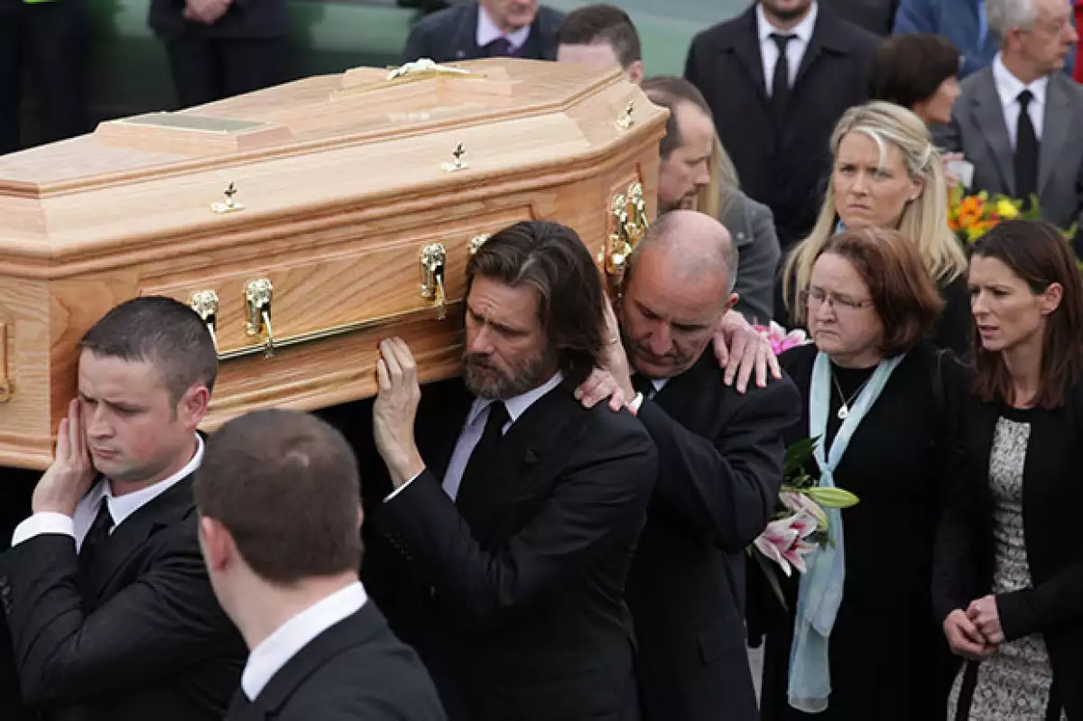 El actor y comediante voló a Irlanda este fin de semana para estar presente en el funeral de Cathriona White y así despedirse de ella.