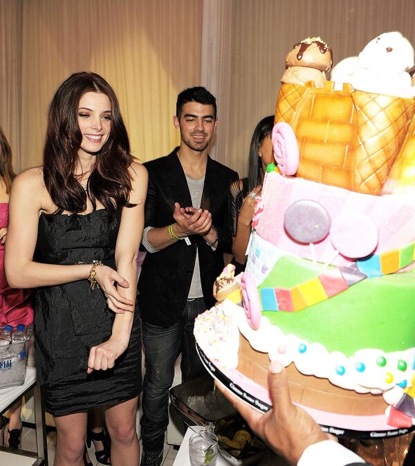 Joe Jonas y Ashley Greene en un cumpleaños