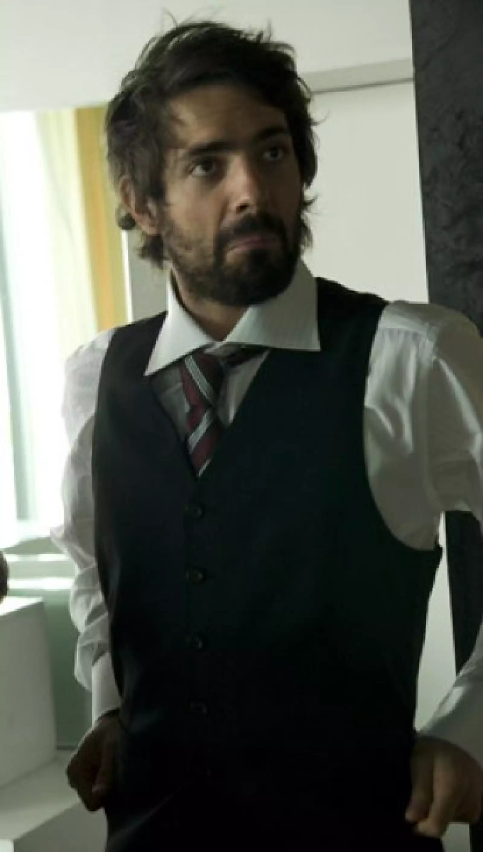 El actor se miró al espejo para ver cómo le quedaba el outfit.