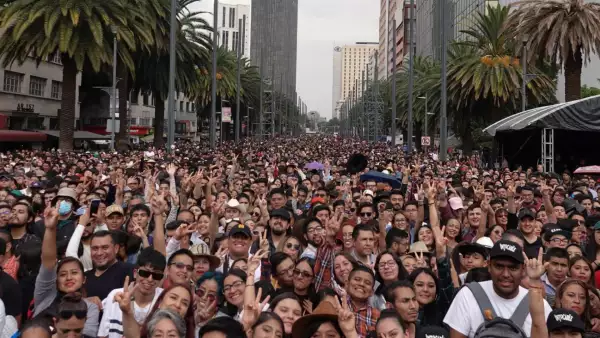 Campamento de la CNTE en el Monumento a la Revolución
