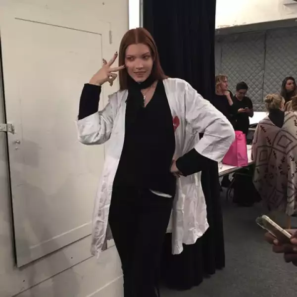 Una modelo muestra la obra de Keri Blair para MAC.