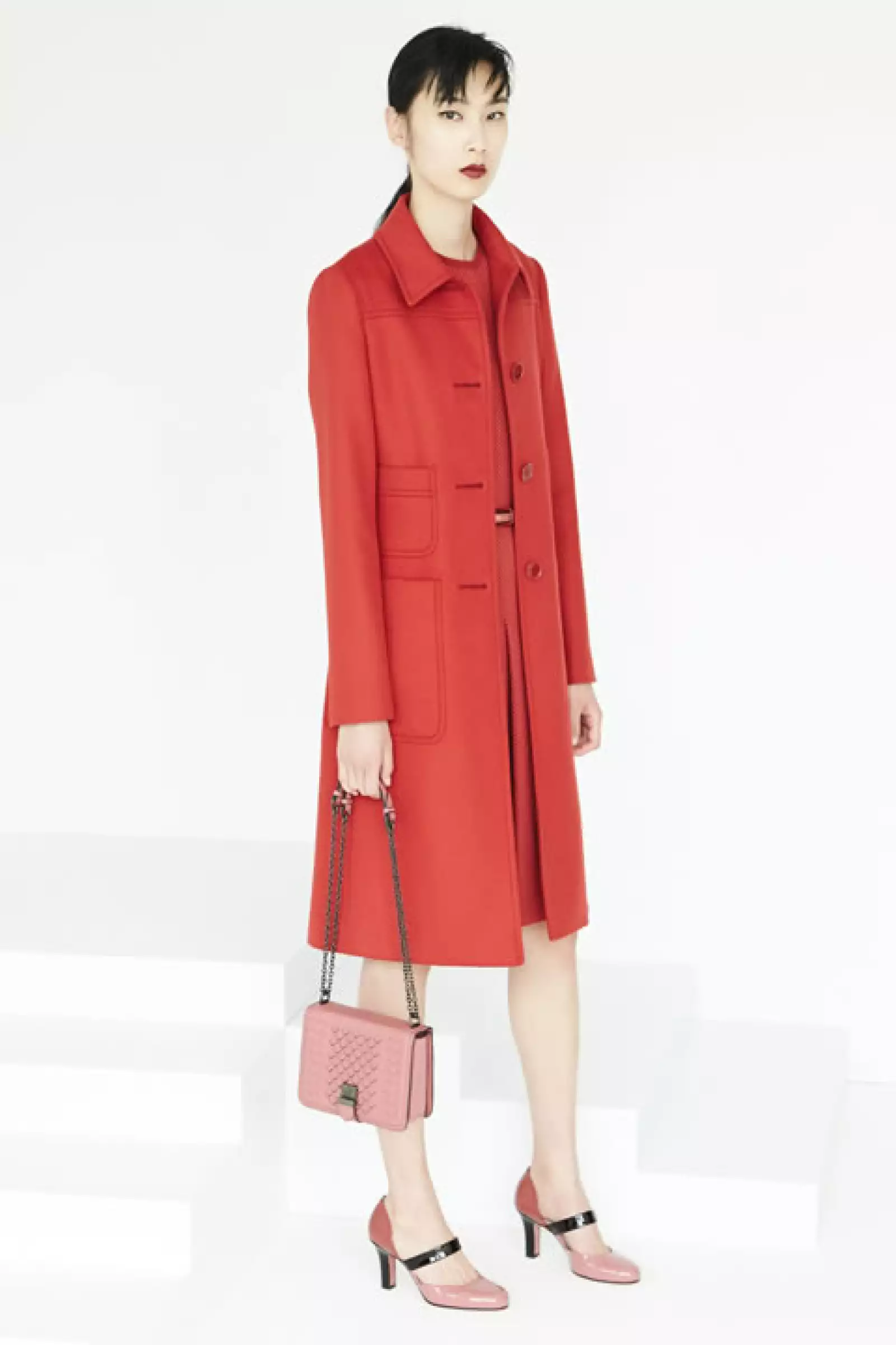 Este tono salmón se presentó en varias prendas, un color inusual pero que al mismo tiempo se roba nuestros supiros.