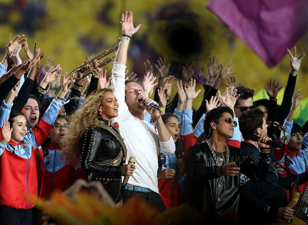 Beyoncé, Coldplay y Bruno Mars se reunieron en el halftime show.