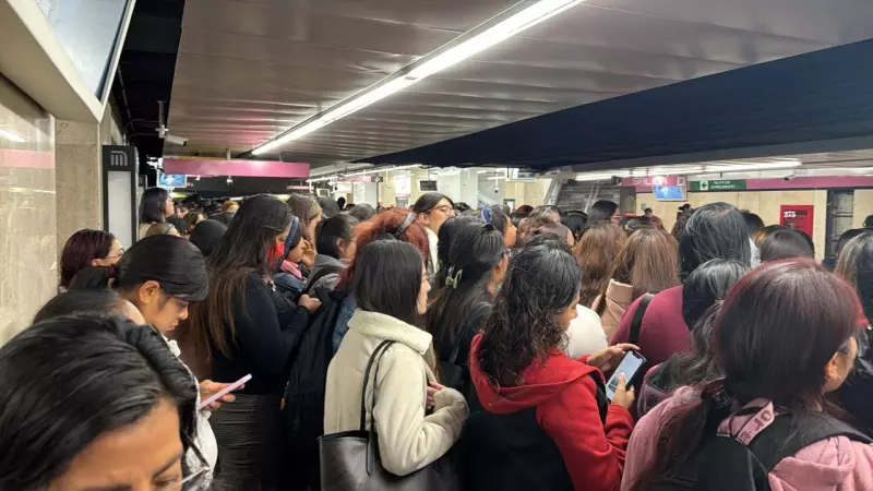 Andén de la línea rosa del Metro saturado por retrasos en el servicio hoy, lunes 13 de abril