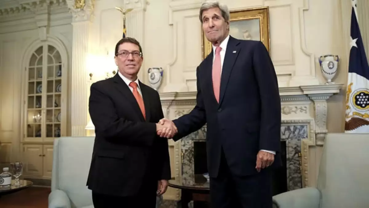 El embajador cubano Bruno Rodríguez (izquierda) y el secretario de Estado de EU John Kerry este lunes en el Departamento de Estado