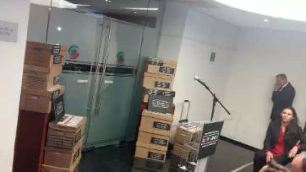 Ciudadanos entregan 291,000 firmas de Ley #3de3 (Foto: Roberto Cisneros )