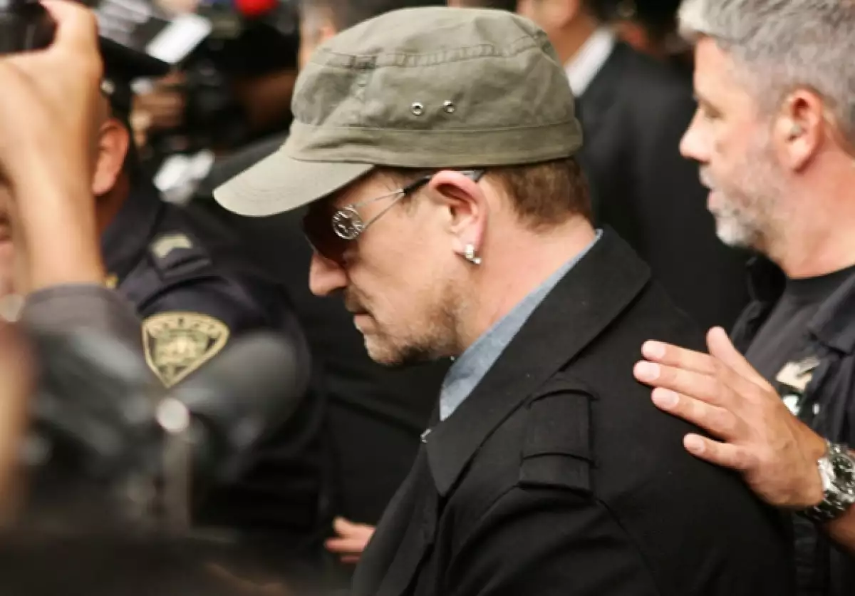 El vocalista de la banda irlandesa U2 cumplió la promesa que hiciera ayer a cientos de fans de dar autógrafos horas antes de su concierto.