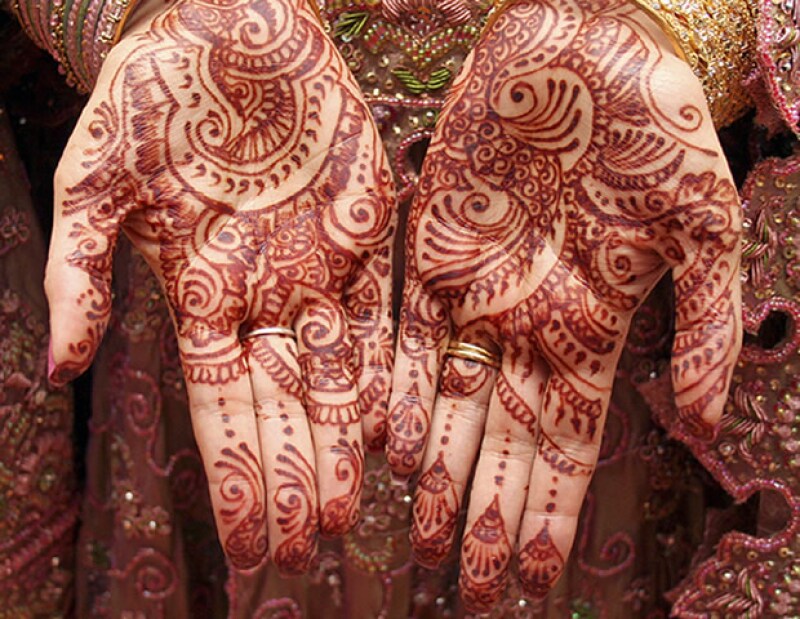 La henna es un tinte que se usa mucho en el Medio Oriente para hacer tatuajes temporales y son la inspiración de esta tendencia.