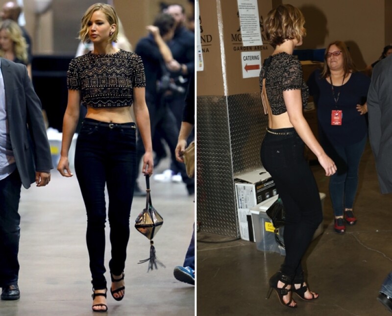 La actriz lució muy guapa. Las cámaras evidenciaron la sexy apertura de su blusa en la espalda.