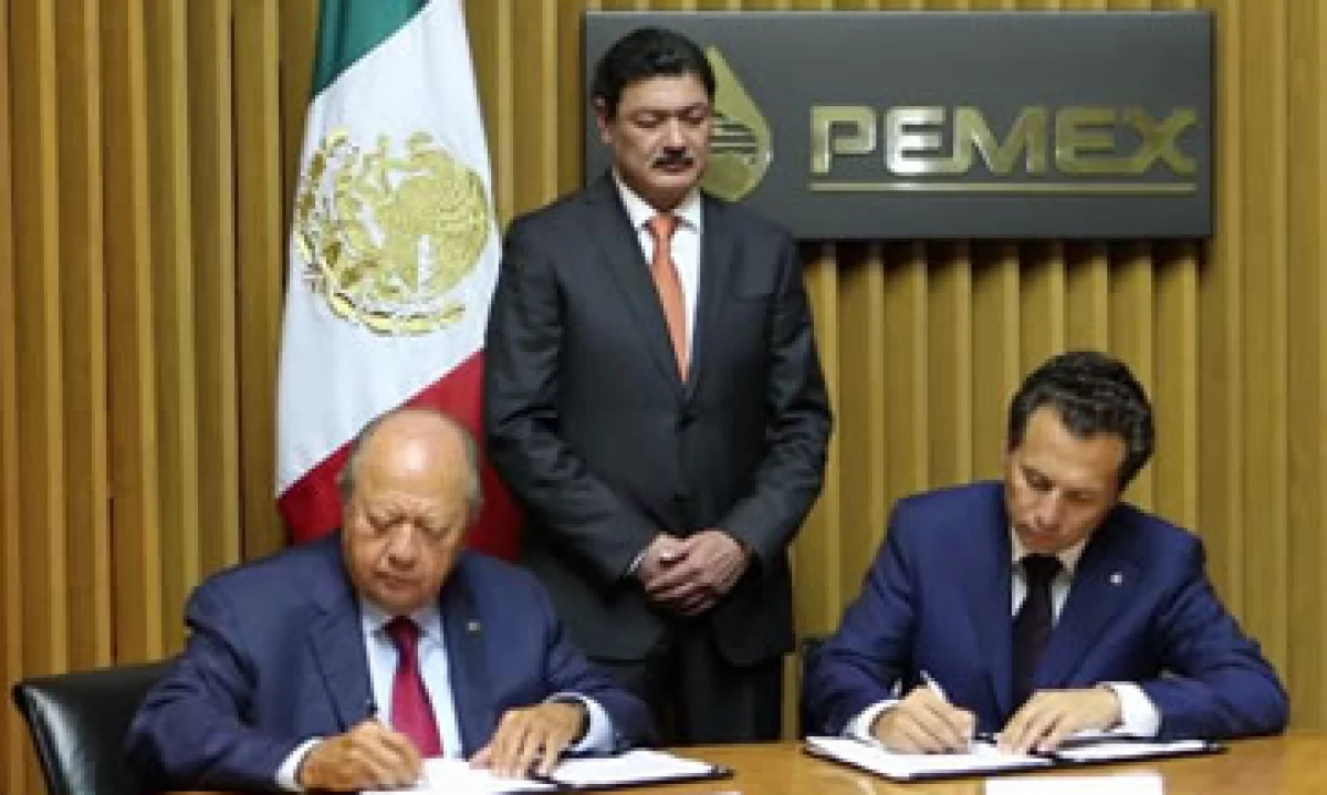 El líder sindical Carlos Romero (izq) y el director de Pemex, Emilio Lozoya (Foto: Pemex/Cortesía)