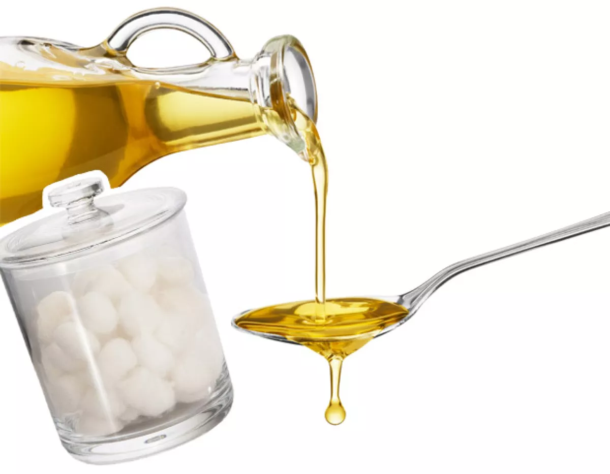 Aplicda unas gotas de aceite de oliva en un algodón para hacer crecer tus pestañas.