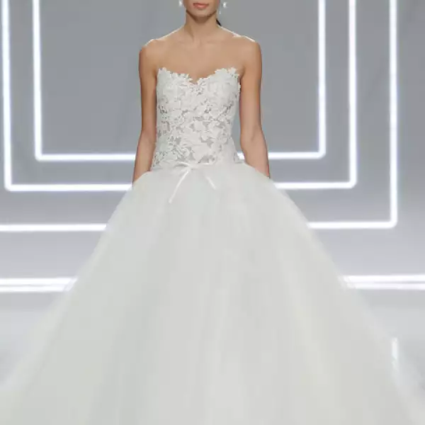 Vestido Nieves con superposiciones de encaje y chantilly de falda de tul de gran volumen.