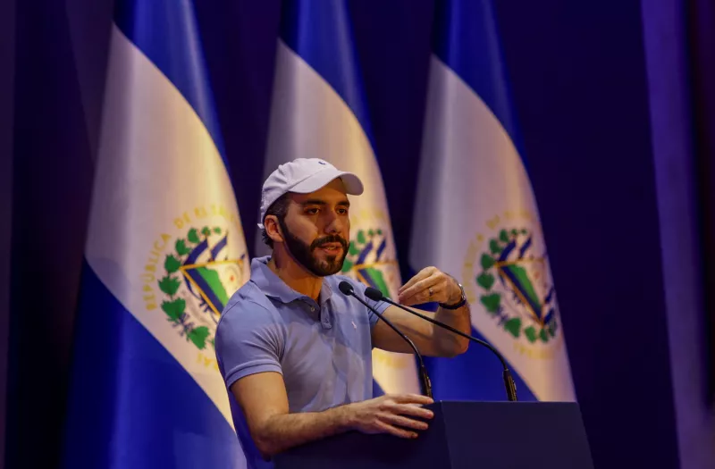 El presidente de El Salvador, que se postula para la reelección, Nayib Bukele del partido Nuevas Ideas, habla durante una conferencia de prensa el día de las elecciones presidenciales, en San Salvador, El Salvador, el 4 de febrero de 2024.