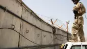 Las defensas antimisiles estadounidenses interceptaron cohetes disparados contra el aeropuerto de Kabul temprano el lunes, mientras Estados Unidos sacaba a sus principales diplomáticos de Afganistán en las últimas horas de su caótica retirada.